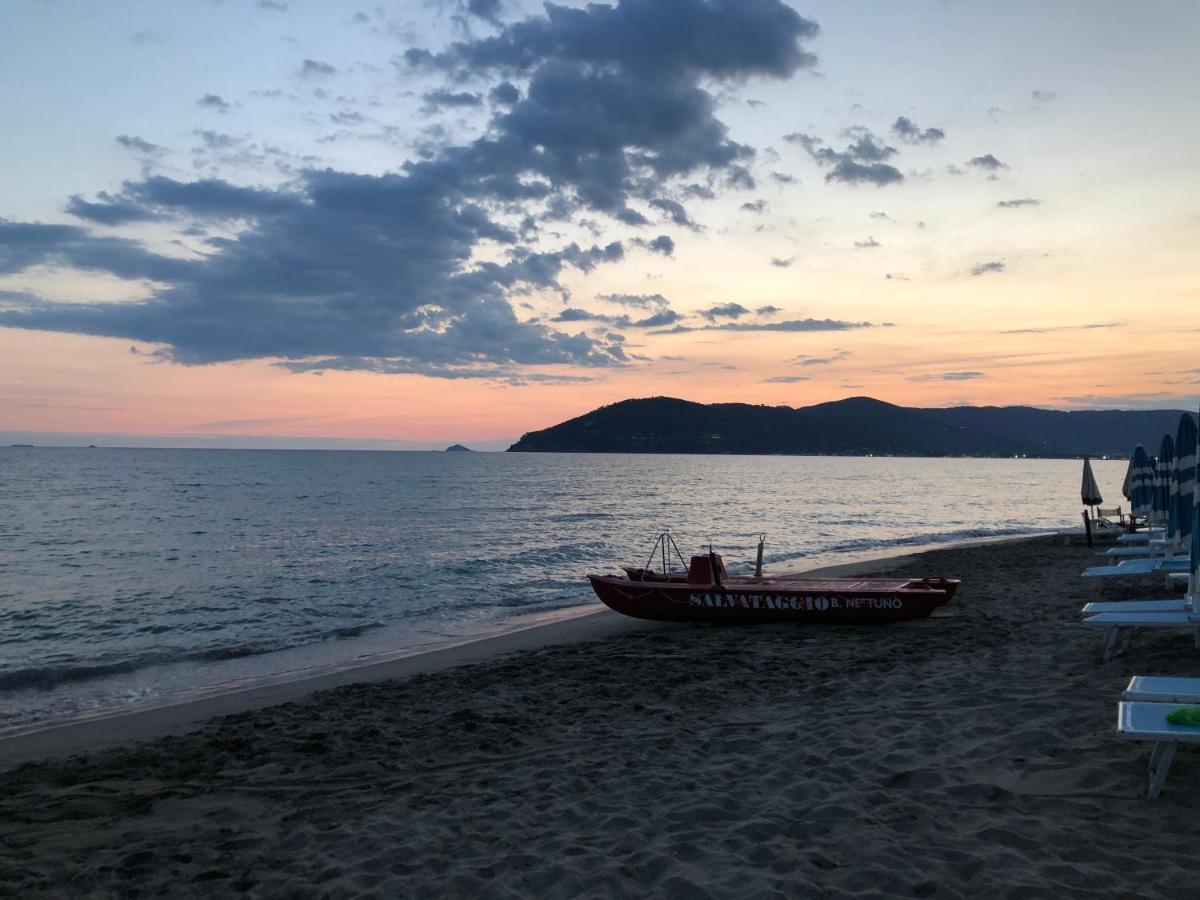 Bed and Breakfast Brezza Marina Marina Di Carrara Exterior foto