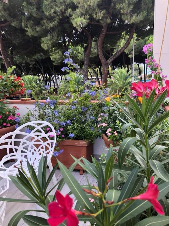 Bed and Breakfast Brezza Marina Marina Di Carrara Exterior foto