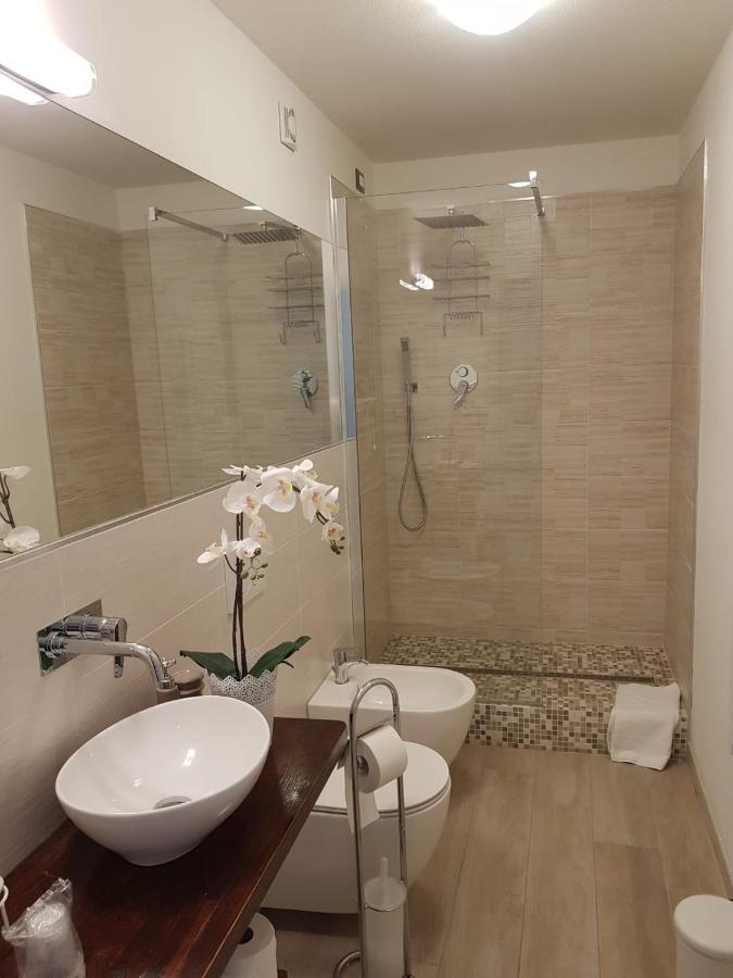 Bed and Breakfast Brezza Marina Marina Di Carrara Exterior foto