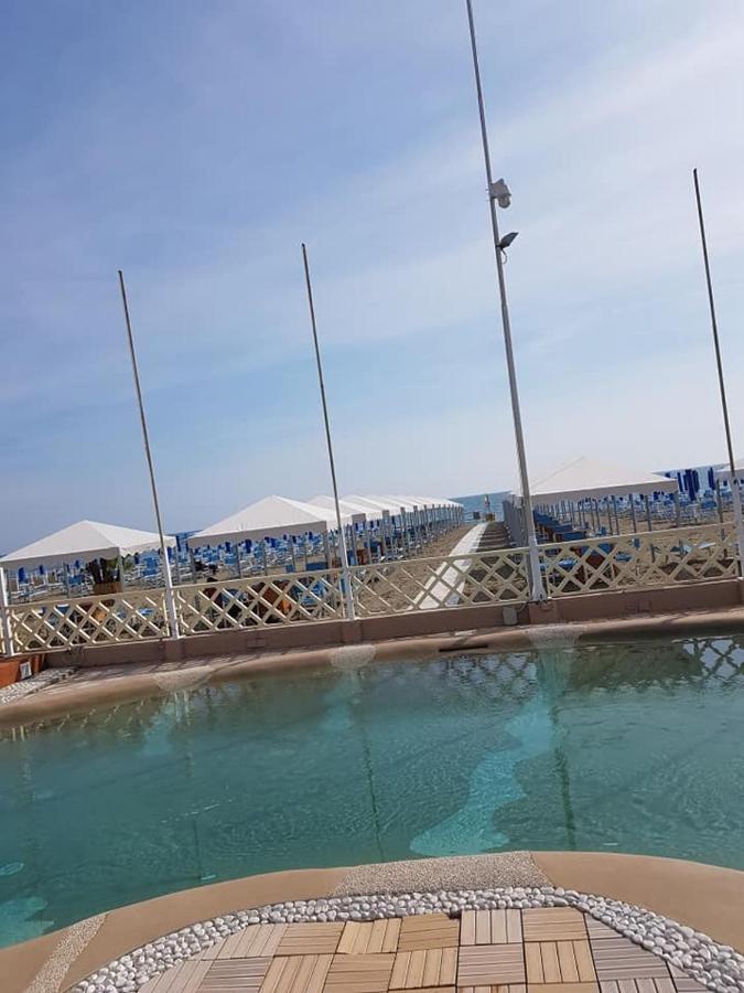 Bed and Breakfast Brezza Marina Marina Di Carrara Exterior foto